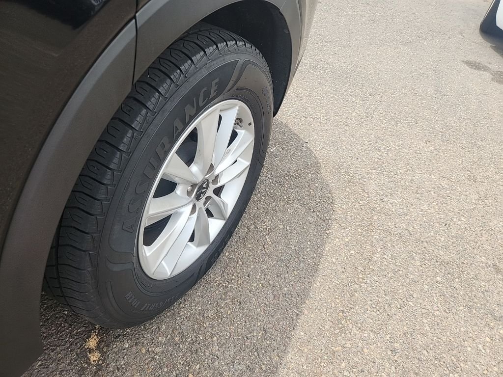 Used 2019 Black Kia L image 9