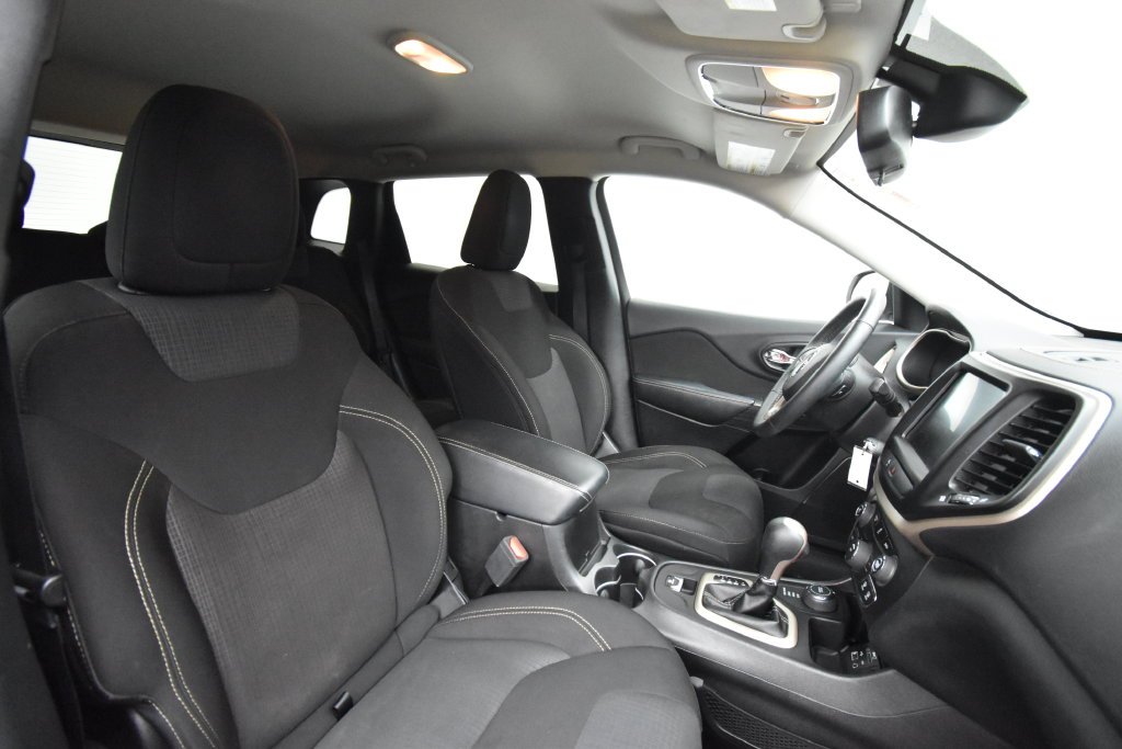 Used 2017 White Jeep Latitude image 14