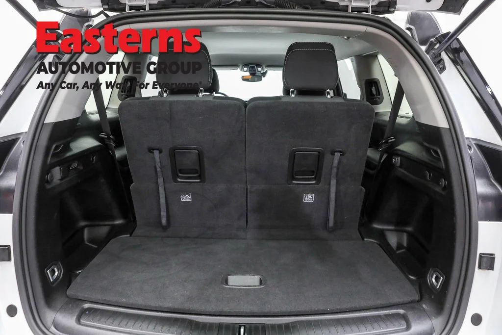 Used 2023 White Jeep Laredo image 9