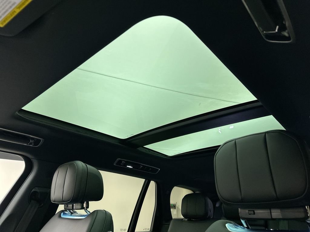 New 2026 Santorini Black Metallic Land Rover SE image 11