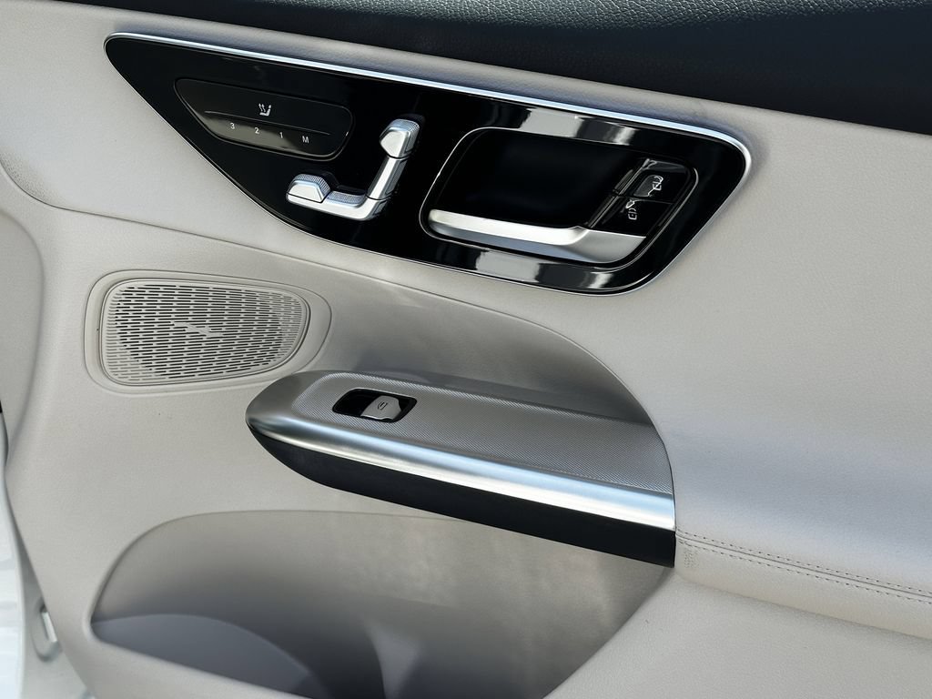 New 2026 Polar White Mercedes-Benz GLC 300 image 17
