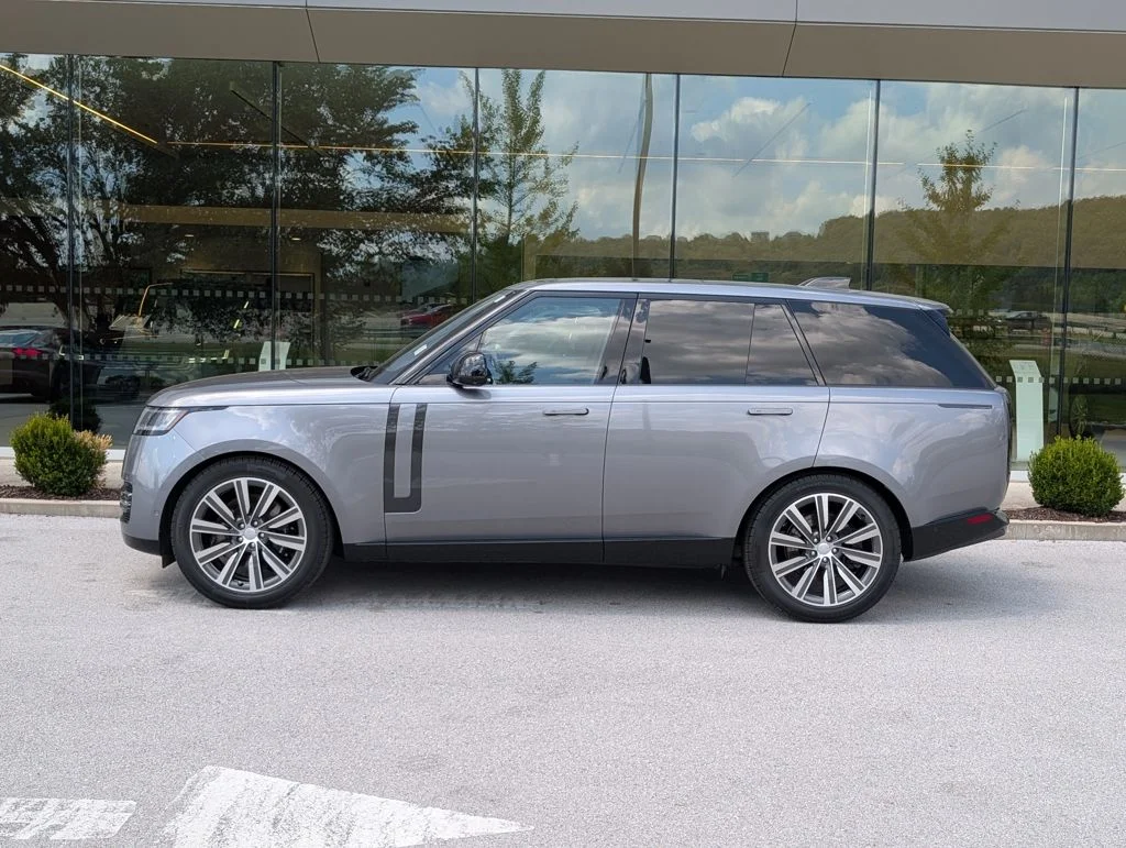 New 2023 Eiger Grey Land Rover SE image 2