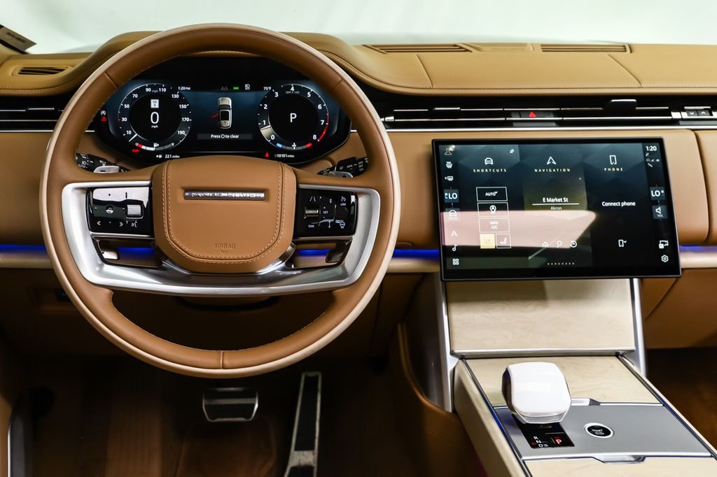 Used 2025  Land Rover SV image 16