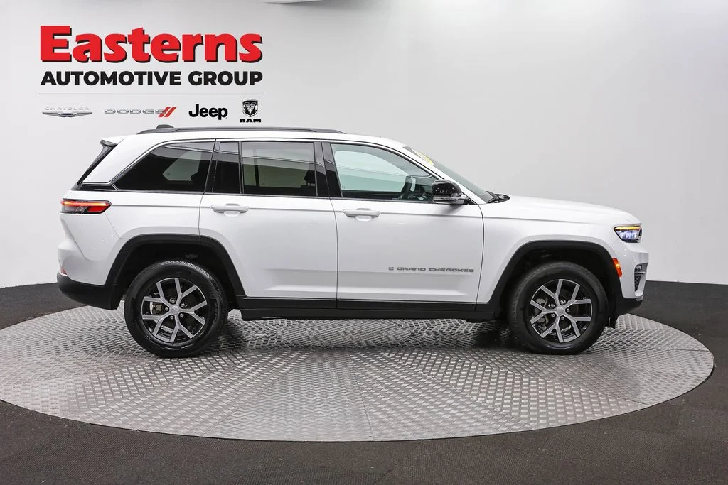 Used 2025 White Jeep Limited image 4