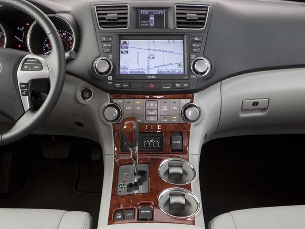 Used 2013 Classic Silver Metallic Toyota SE image 8