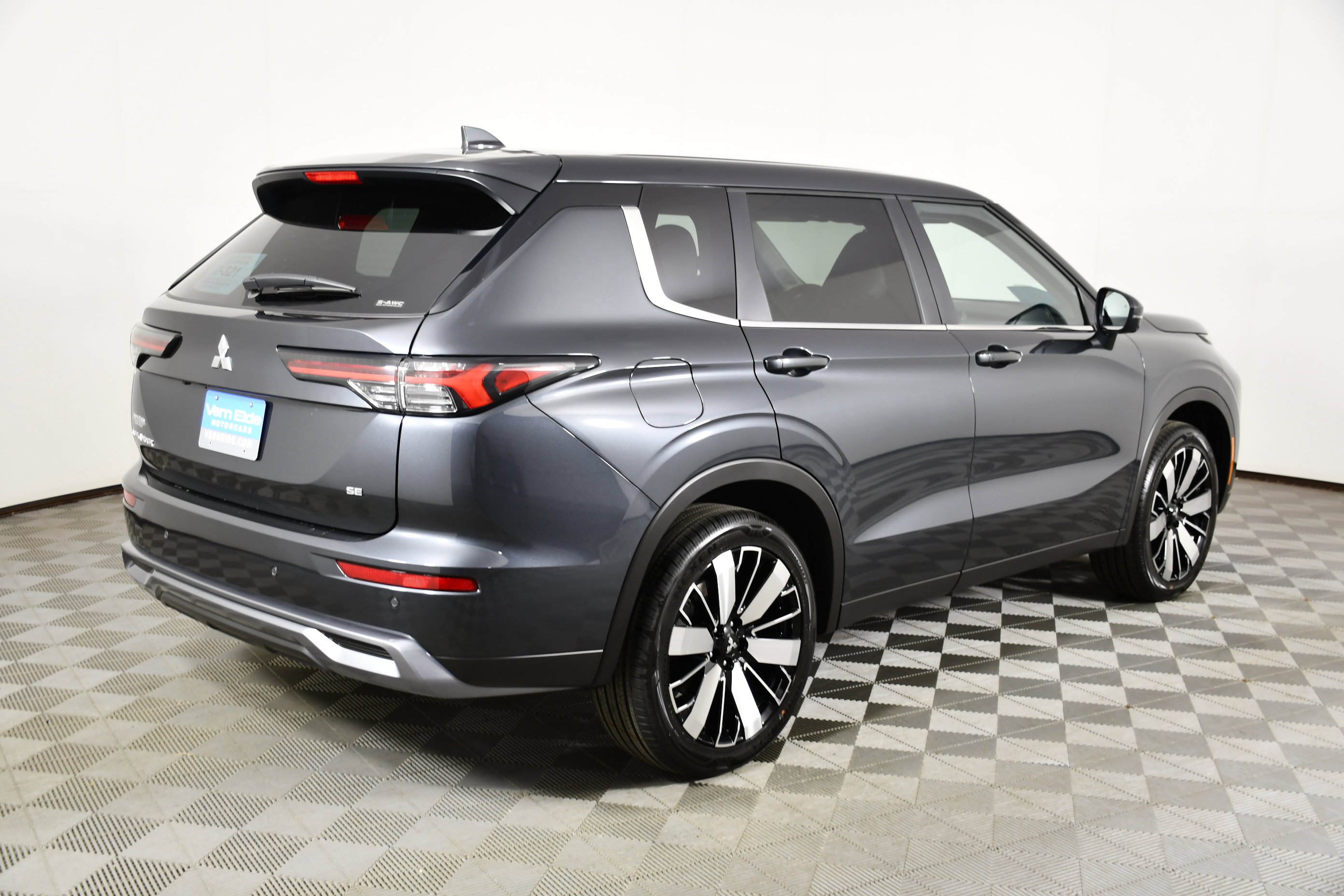New 2026 Graphite Gray Mitsubishi SE image 6