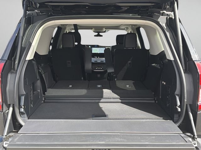 Used 2025 Black Ford Platinum image 37