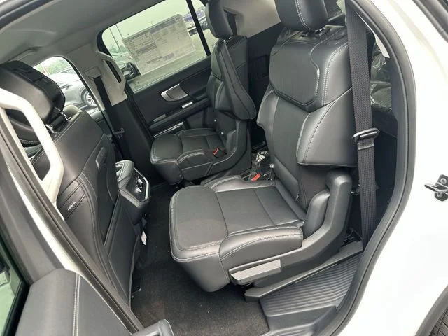 New 2027 Star White Metallic Tri-Coat Ford Platinum image 25