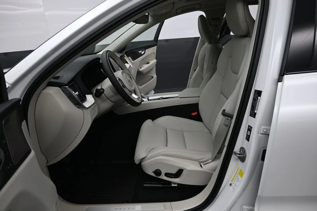 New 2026 Crystal White Volvo T8 Ultra image 10