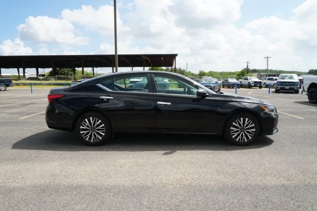 Used 2025 BLACK Nissan SV image 4
