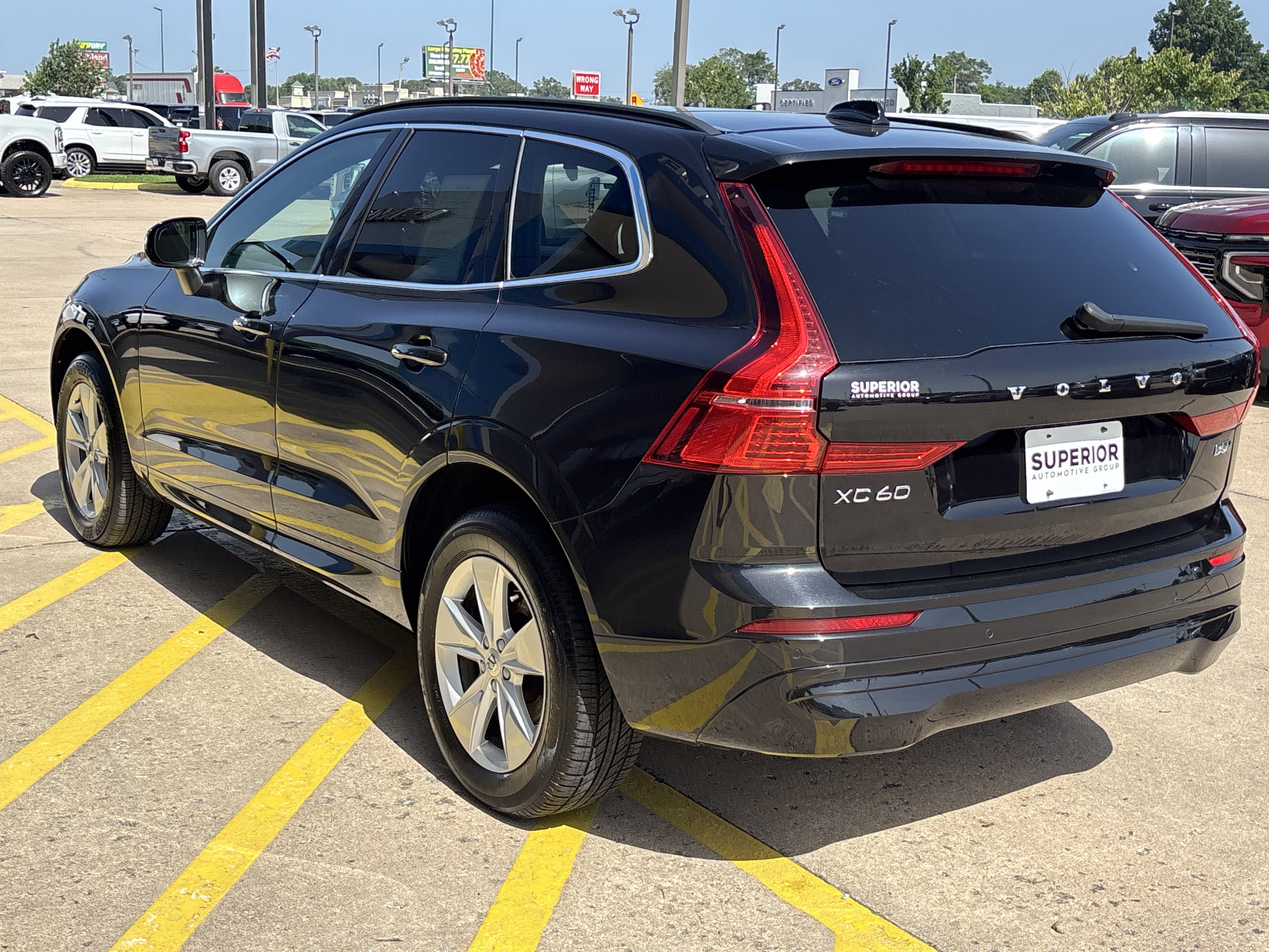 Used 2022 Onyx Black Metallic Volvo Momentum image 9