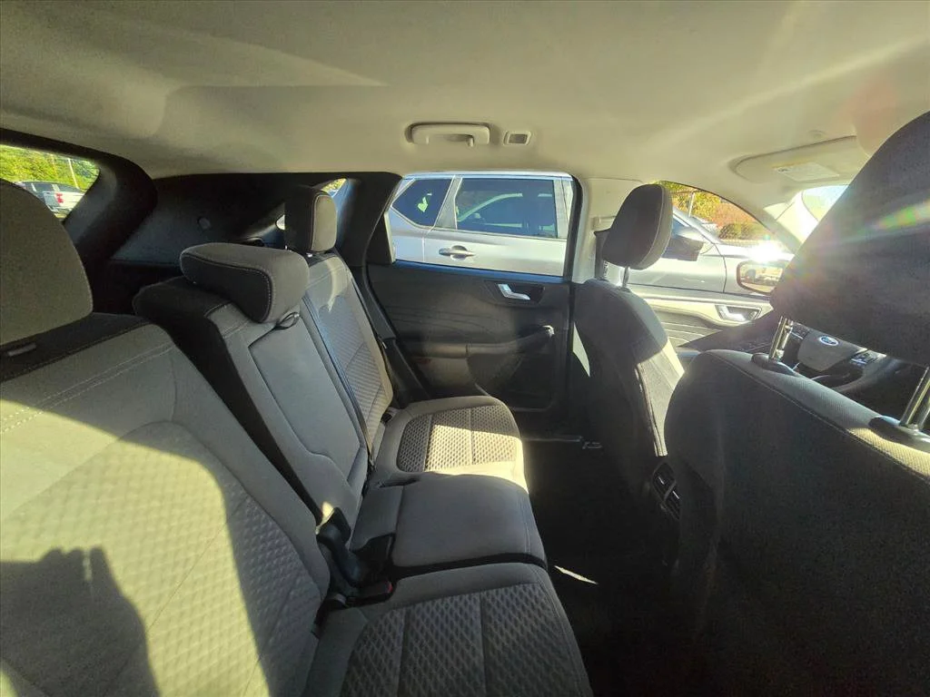 Used 2021 Red Ford SE image 13