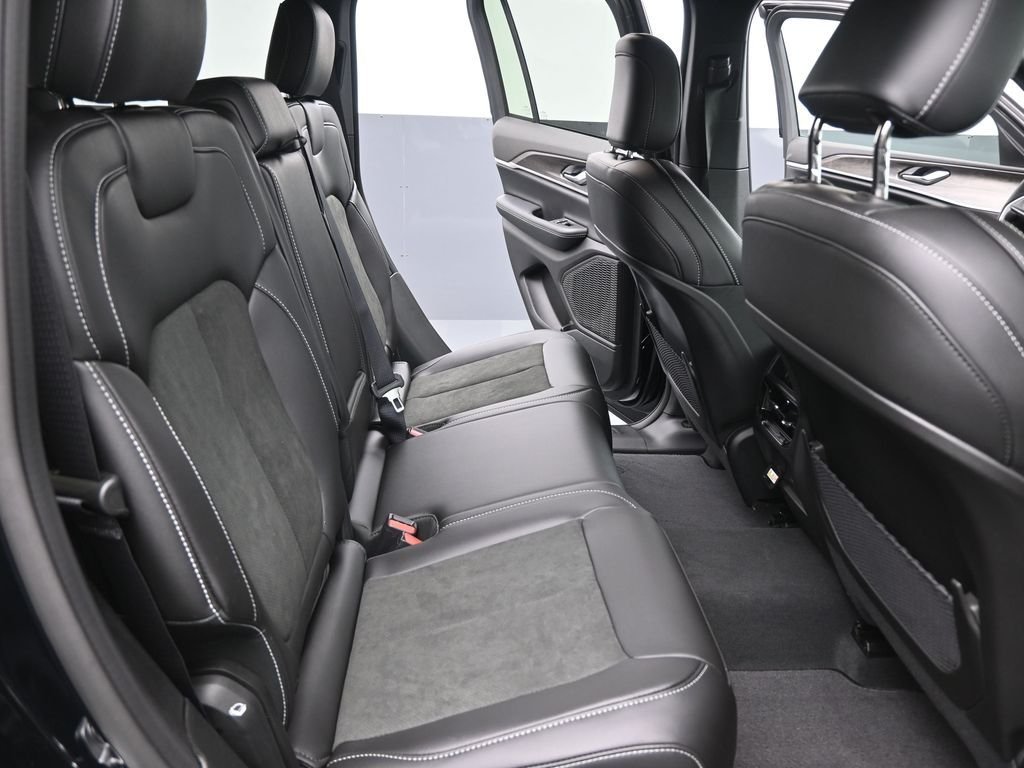 New 2026 Diamond Black Crystal Pearl-Coat Exterior Paint Jeep Altitude image 29
