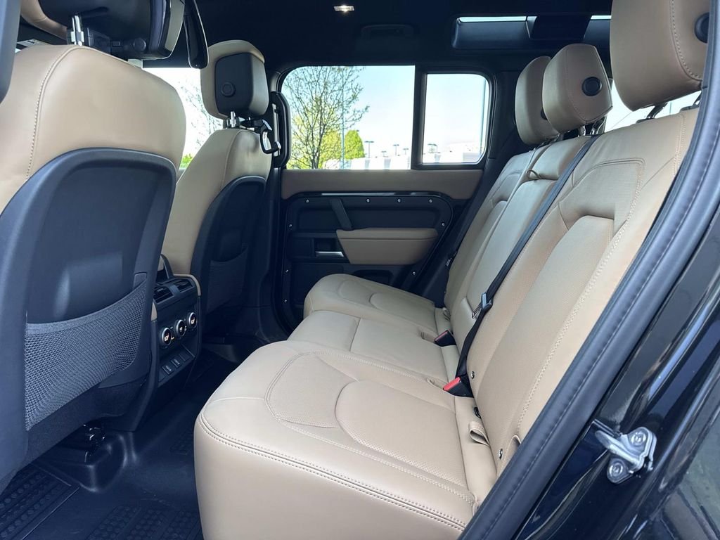 New 2026 Santorini Black Land Rover X-Dynamic SE image 13