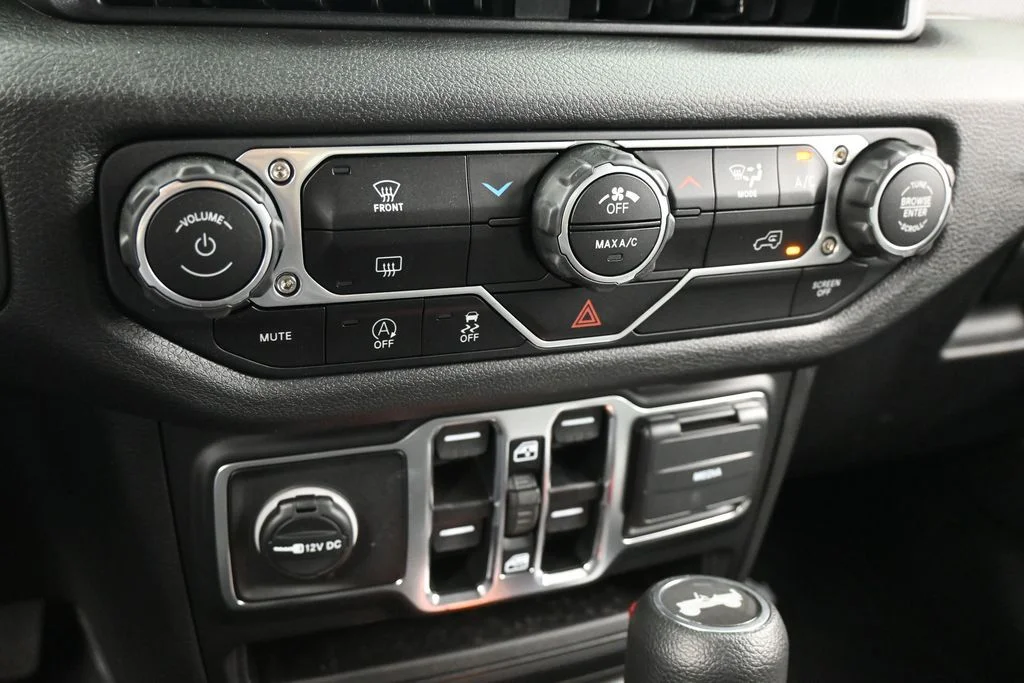 Used 2025 Hydro Blue Pearl Coat Jeep Sport S image 19
