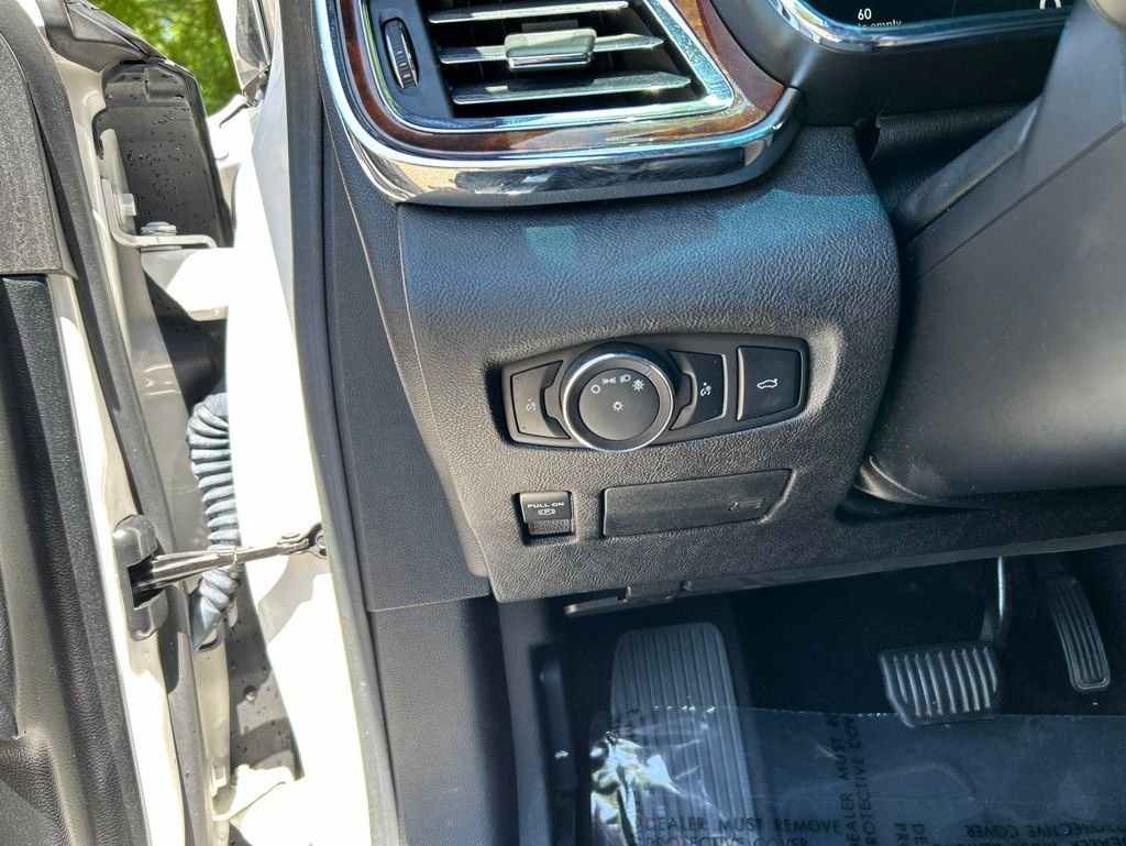 Used 2017 White Lincoln Select image 24