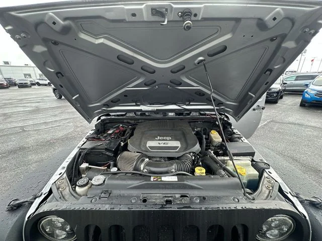 Used 2015 Silver Jeep Unlimited Sport image 20