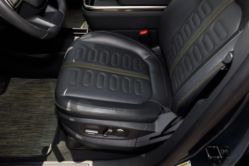 Used 2025  Rivian Adventure Dual Motor Large Pack image 31
