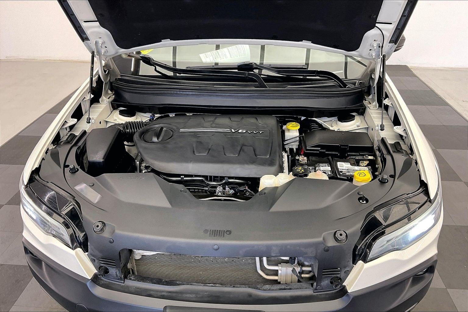 Used 2019 Pearl White Pearlcoat Jeep Trailhawk image 9