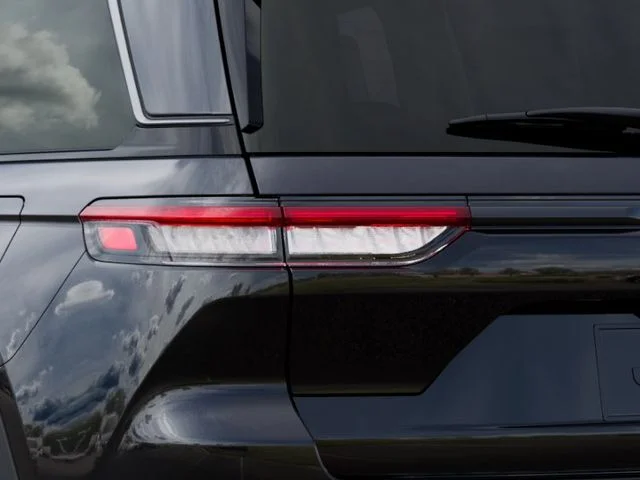 New 2026 Diamond Black Crystal Pearl-Coat Exterior Paint Jeep Limited image 9