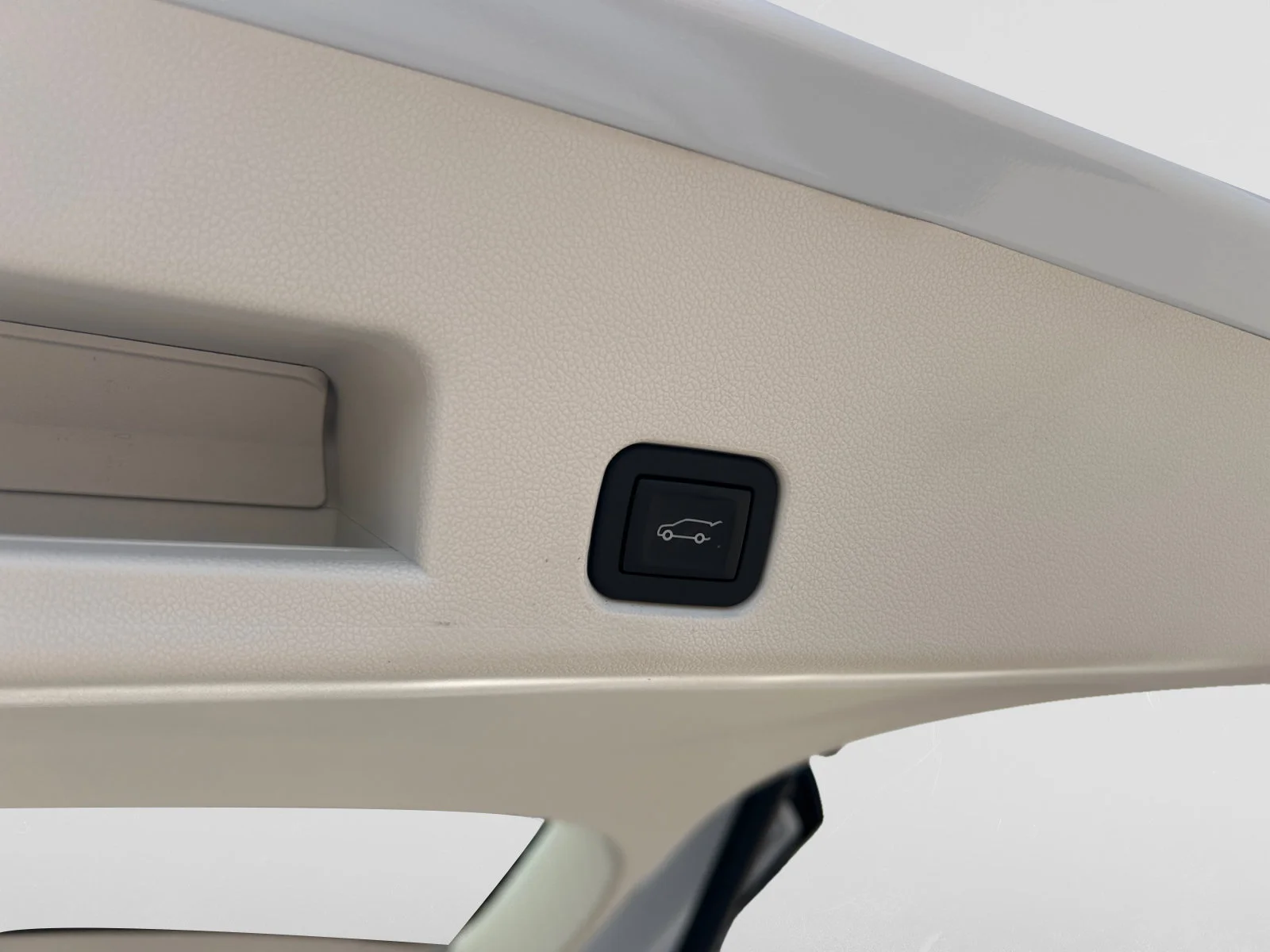 New 2026 Iridescent White Tricoat Buick Avenir AWD image 11