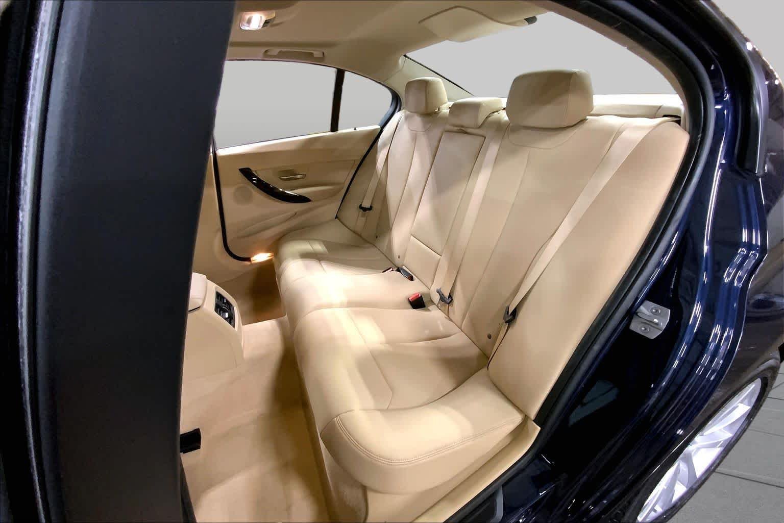 Used 2016 Imperial Blue Metallic BMW 320i xDrive image 21