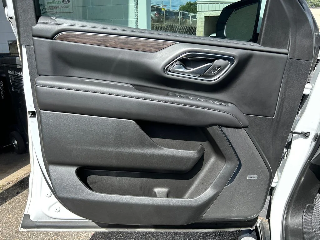Used 2022 White Chevrolet Z71 image 9