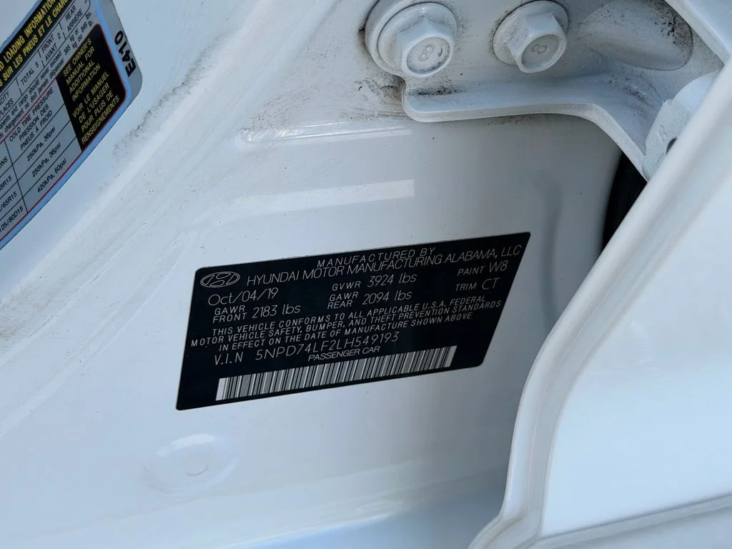 Used 2020 White Hyundai SE image 18