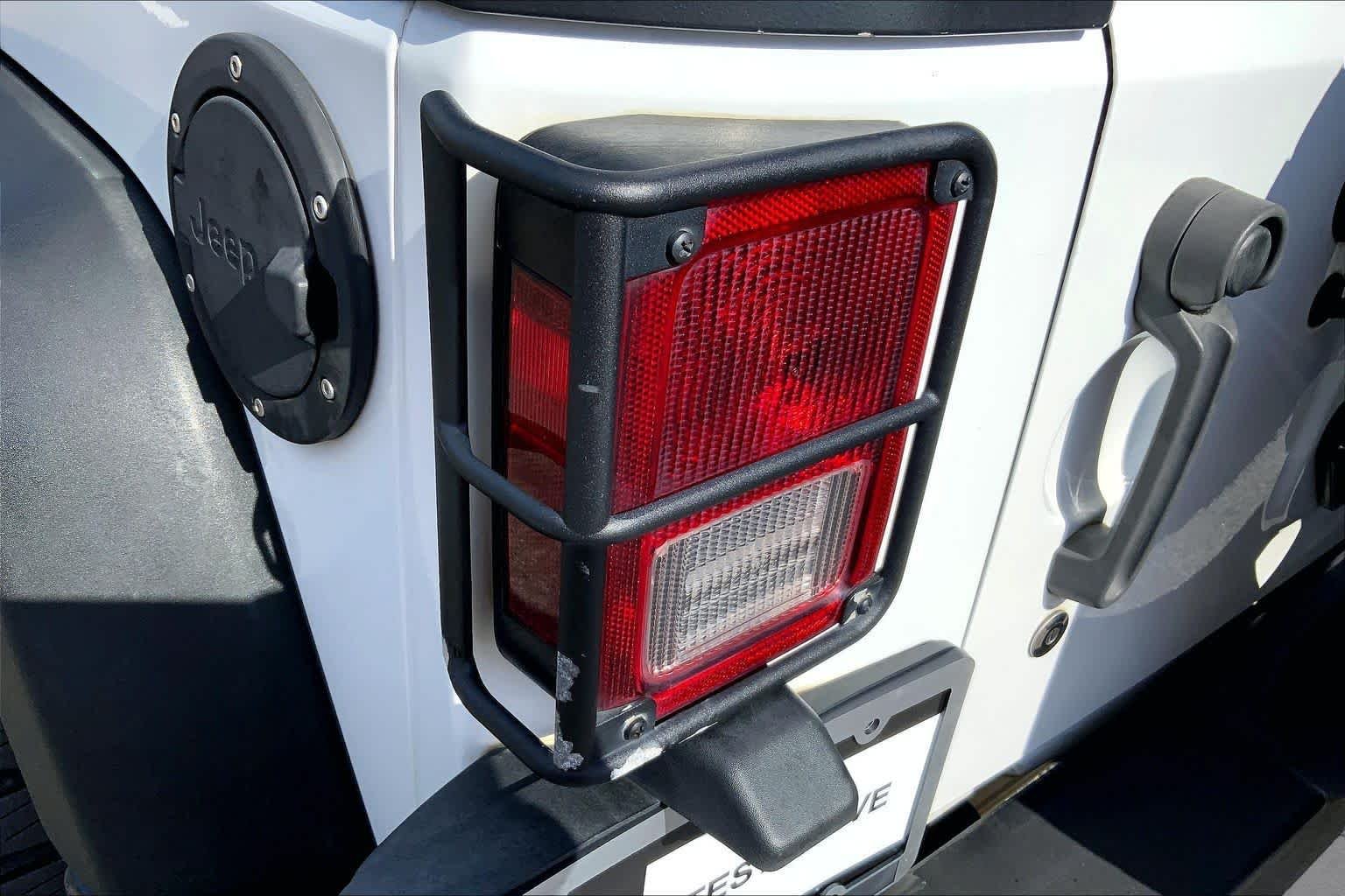Used 2017 Bright White Clearcoat Jeep Sport image 27