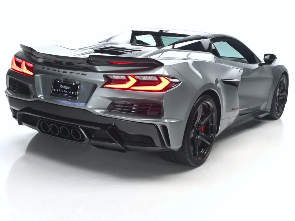 Used 2024 Gray Metallic Chevrolet Z06 image 9