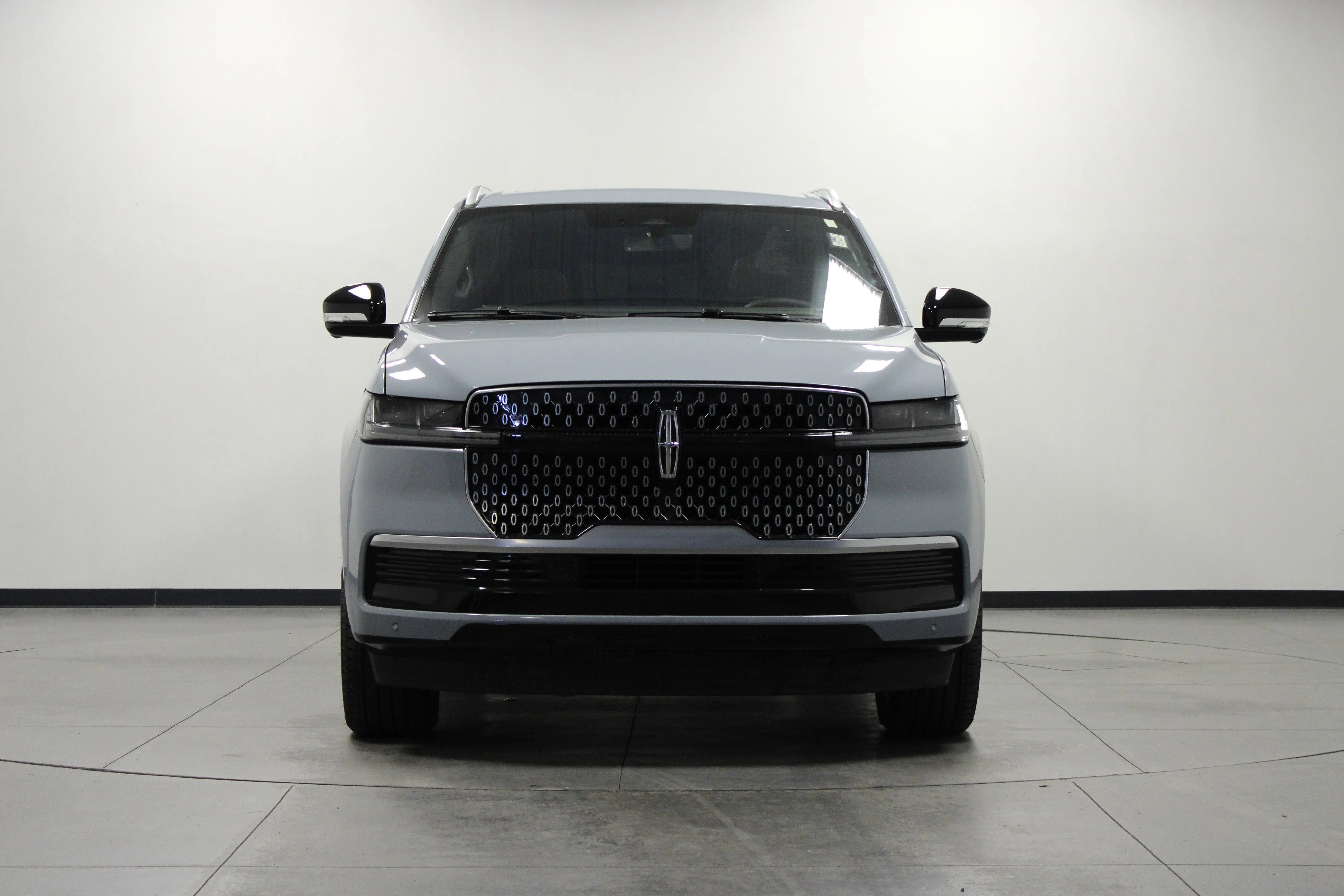 Used 2025 Gray Mist Metallic Tri-Coat Lincoln Reserve image 9