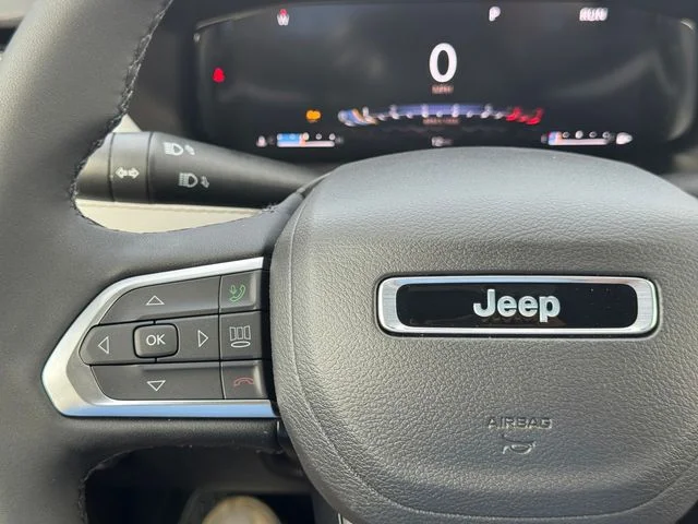 New 2026 Diamond Black Crystal Pearl-Coat Exterior Paint Jeep Limited image 25