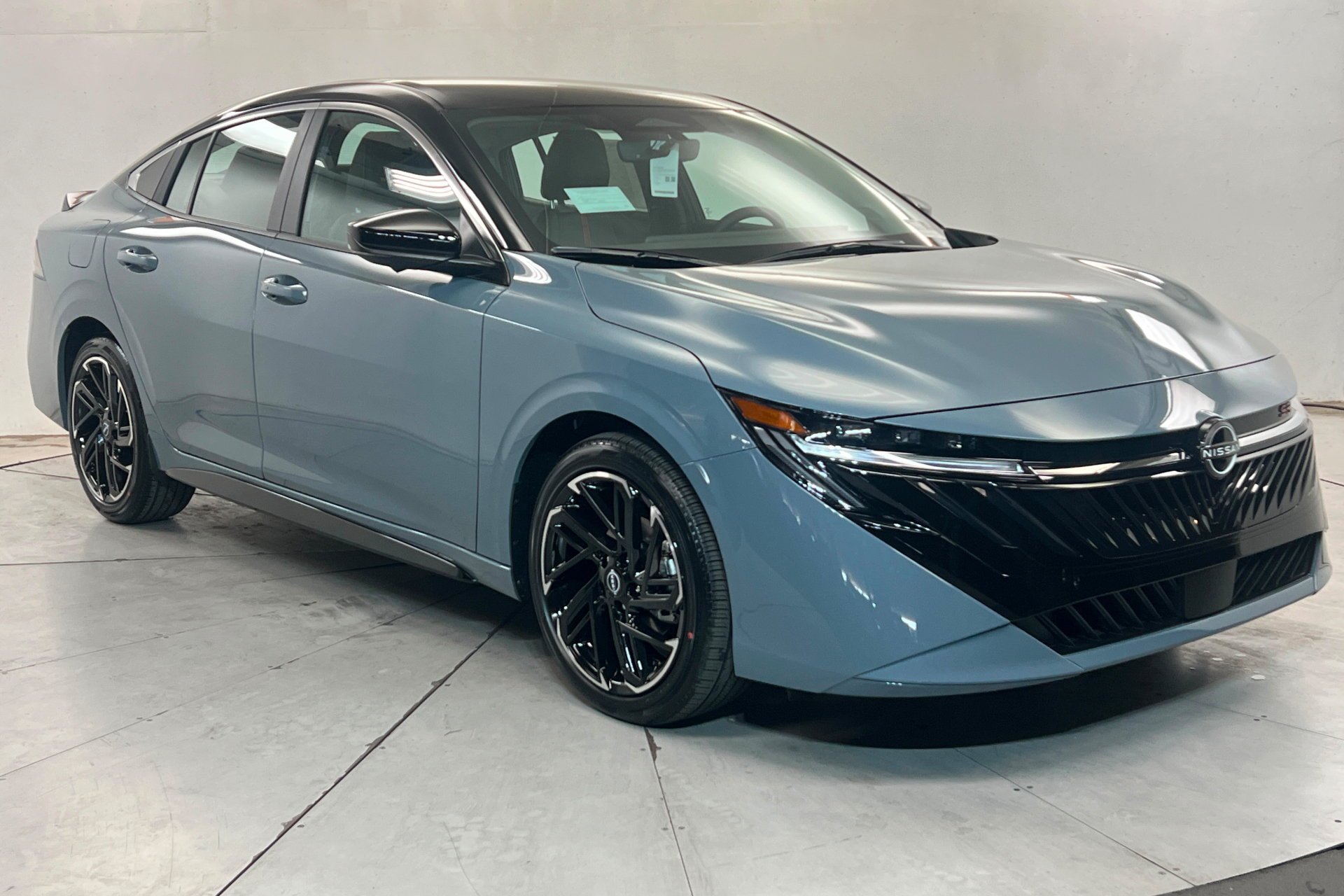 New 2026 Atlantic Gray Metallic / Super Black Two-tone Nissan SR image 8