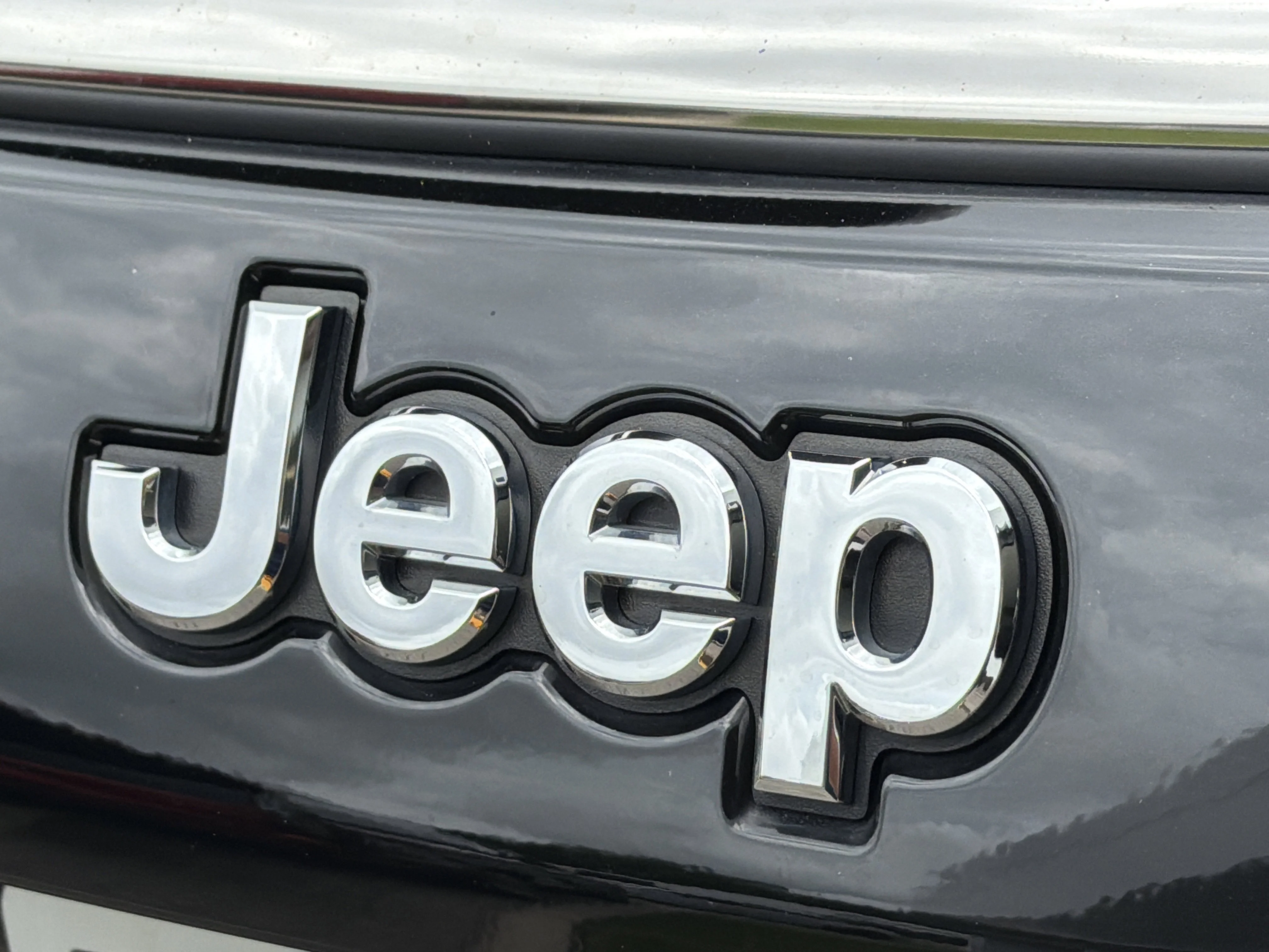 Used 2024 Diamond Black Crystal Pearlcoat Jeep Latitude Lux image 10
