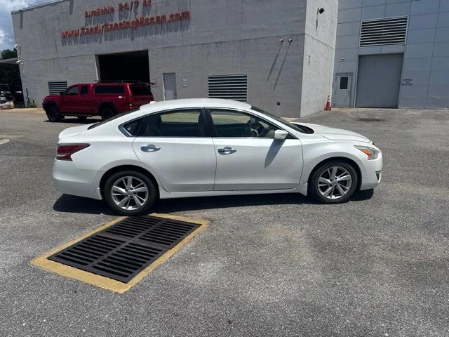 Used 2014 White Nissan 2.5 SV image 4