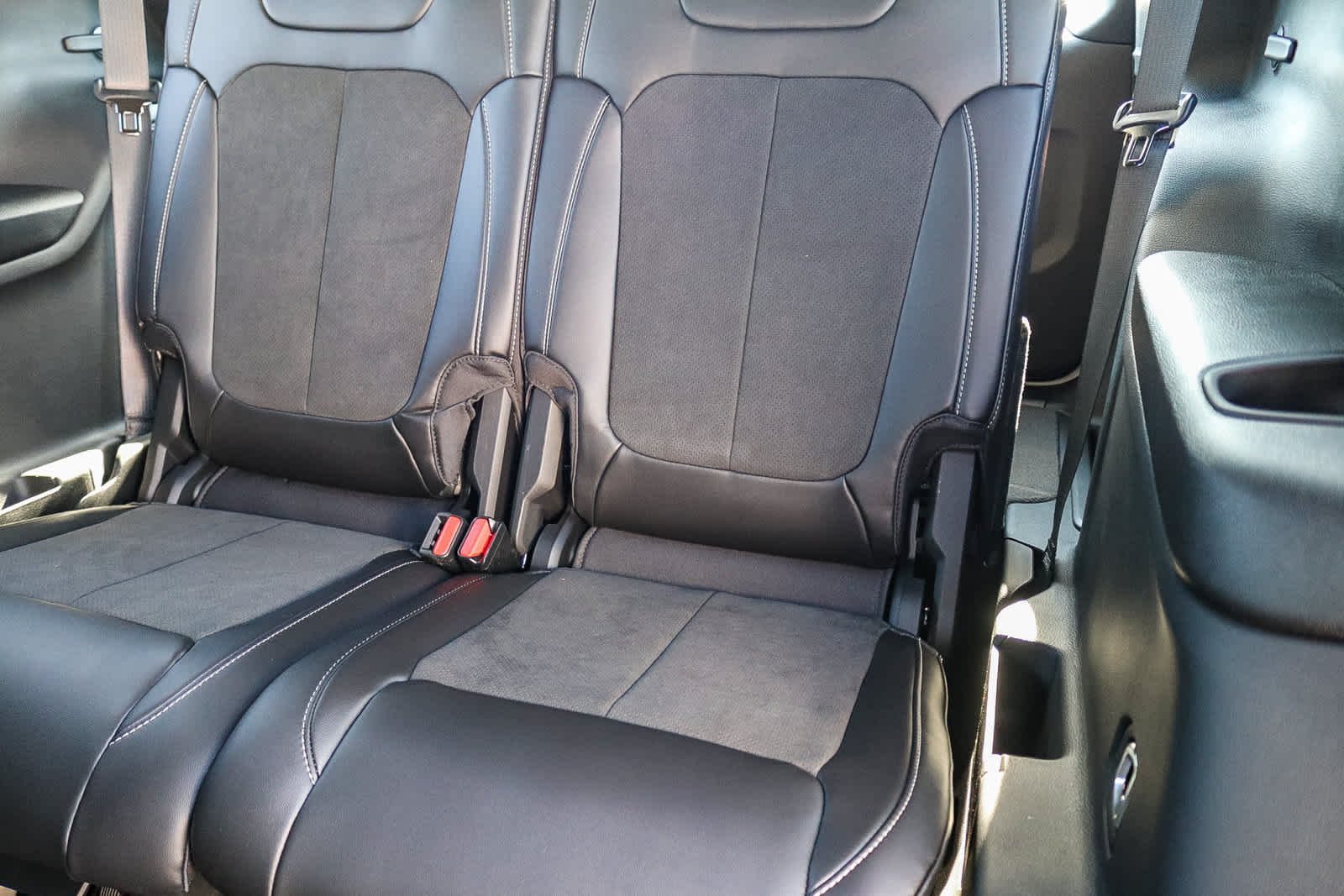 New 2027 Bright White Clear-Coat Paint Jeep Laredo Altitude image 21