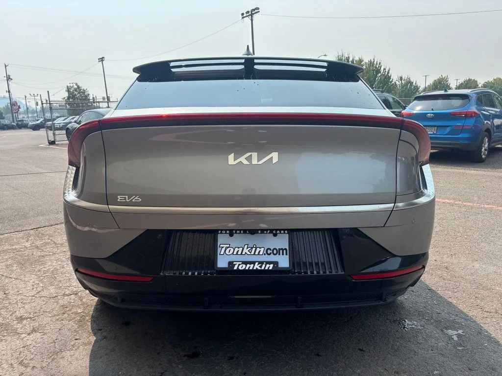 Used 2024 Steel Gray Kia Wind image 7