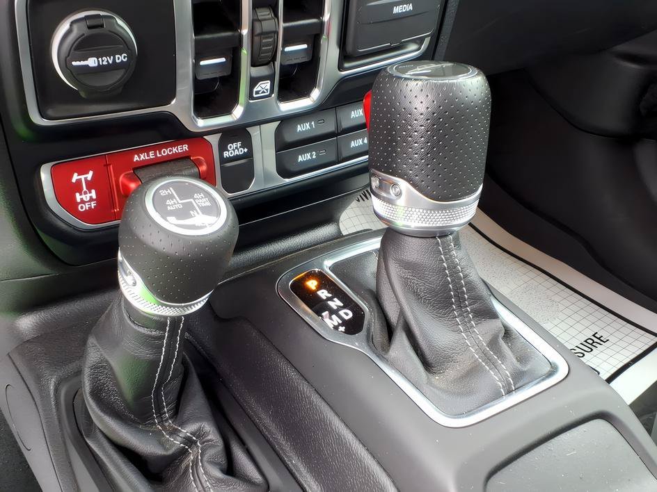 Used 2024 Silver Zynith Clearcoat Jeep Mojave X image 23