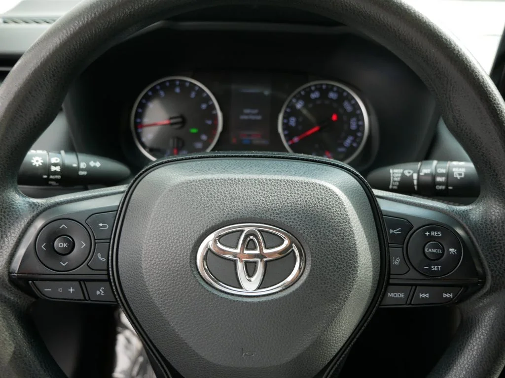 Used 2020 Silver Toyota XLE image 25
