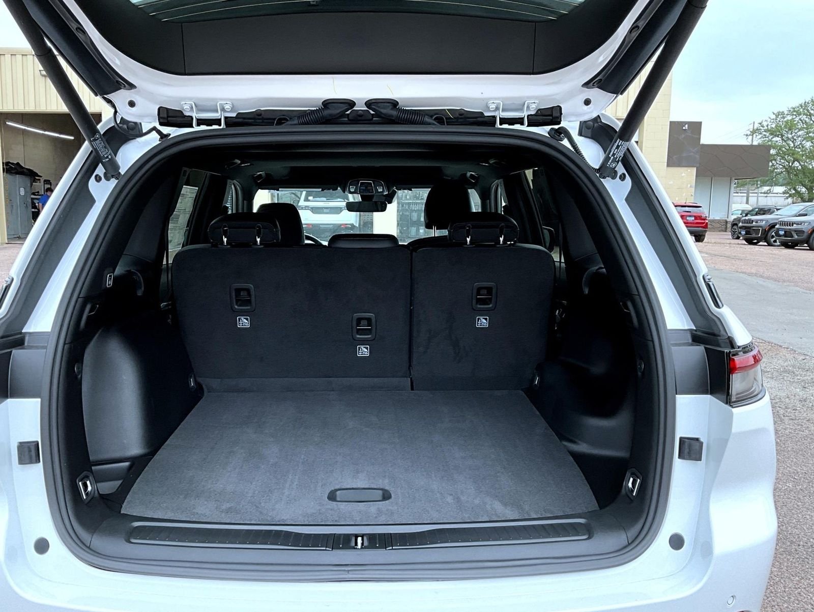 New 2026 Bright White Clear-Coat Exterior Paint Jeep Altitude image 9