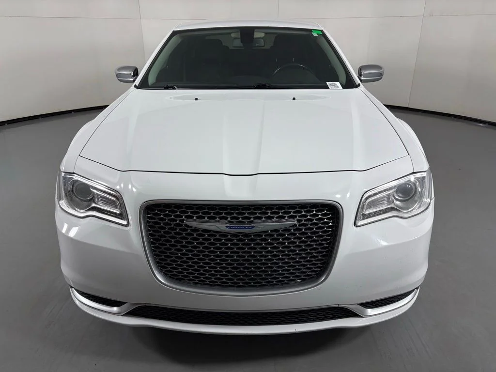Used 2019 White Chrysler Touring image 3