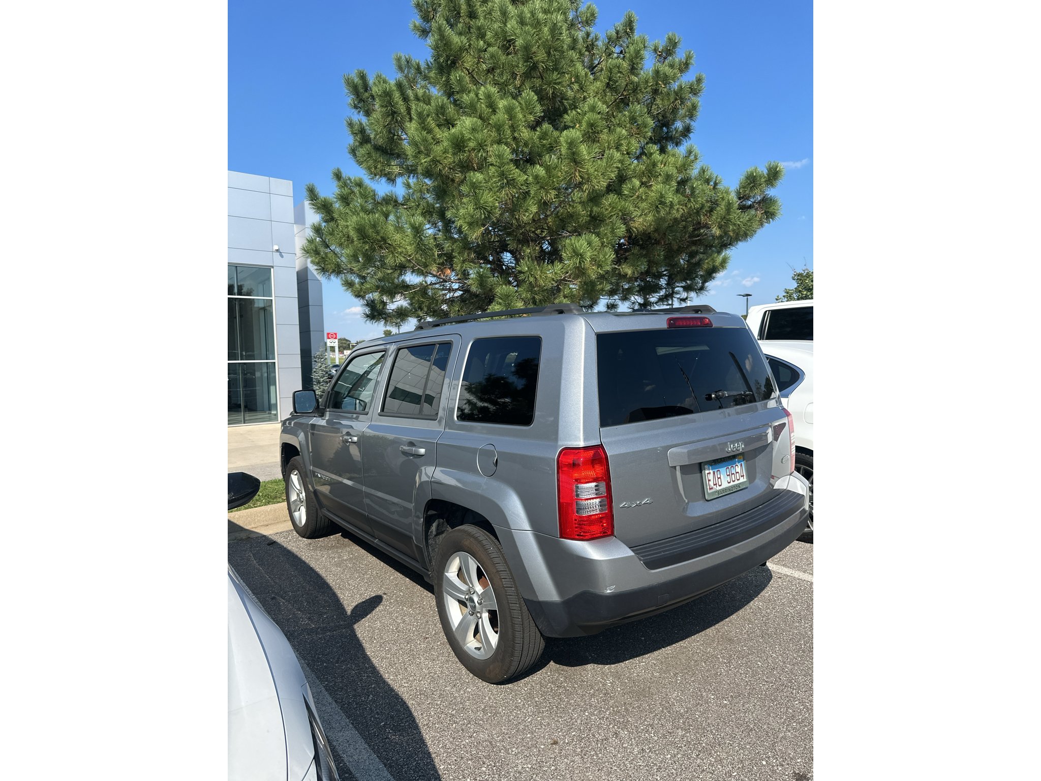 Used 2014 Billet Silver Metallic Clearcoat Jeep Latitude image 4