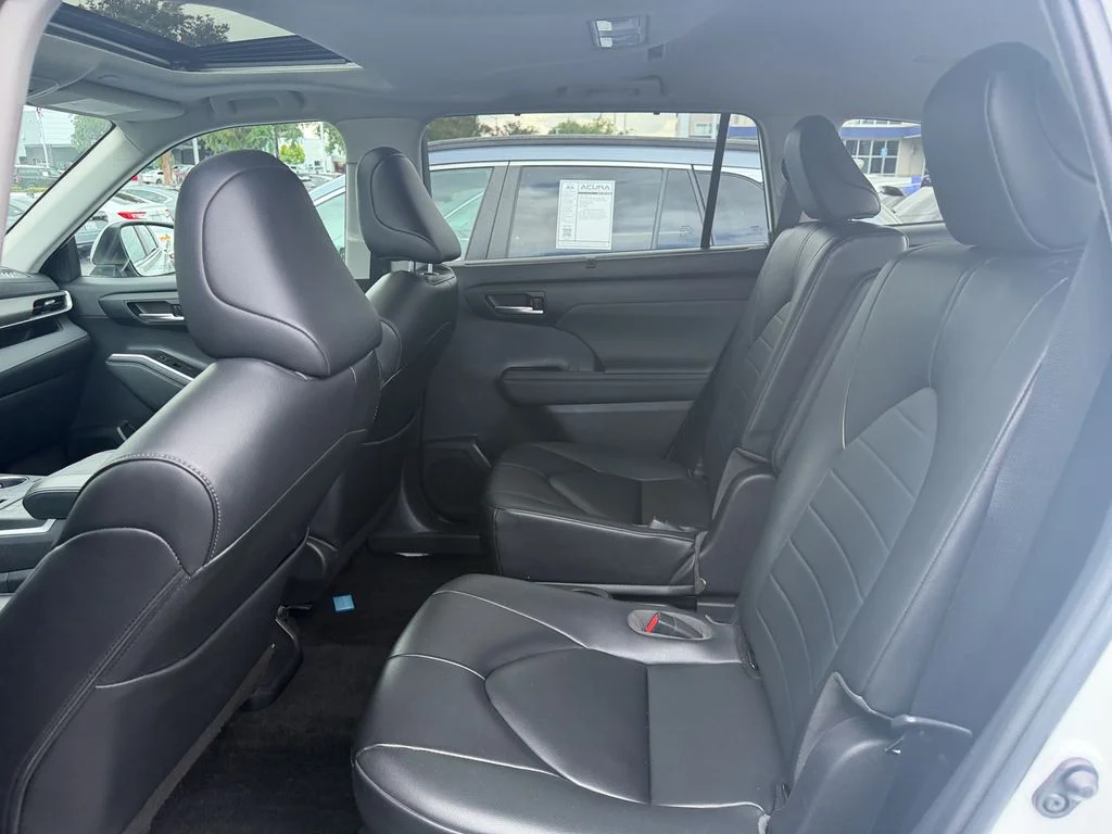 Used 2023 Wind Chill Pearl Toyota XLE image 25
