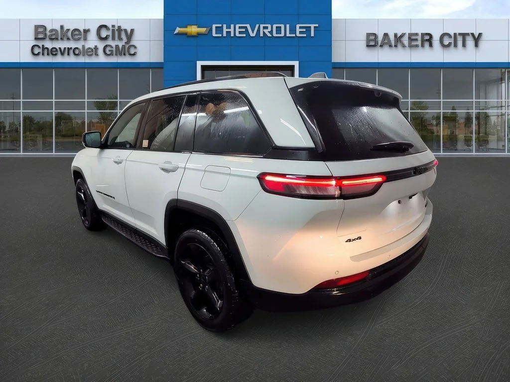 Used 2024 Bright White Jeep Limited image 3