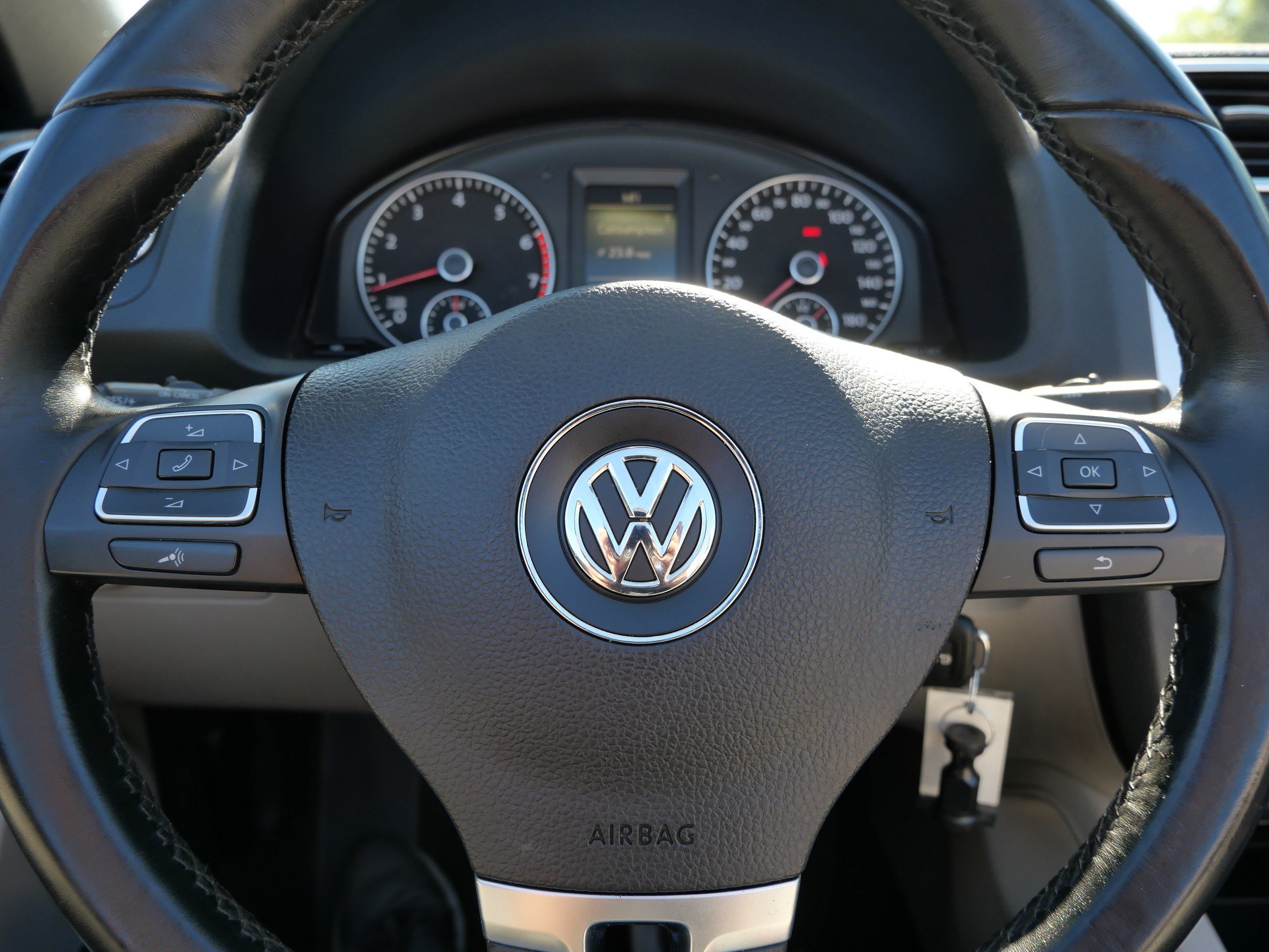 Used 2010 Eismeer Blue Metallic Volkswagen Komfort image 24
