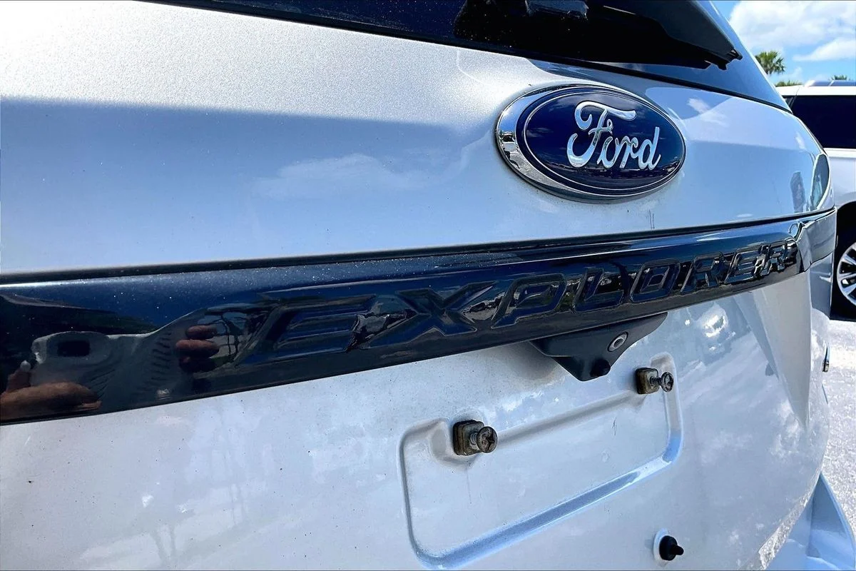 Used 2017  Ford Sport image 24