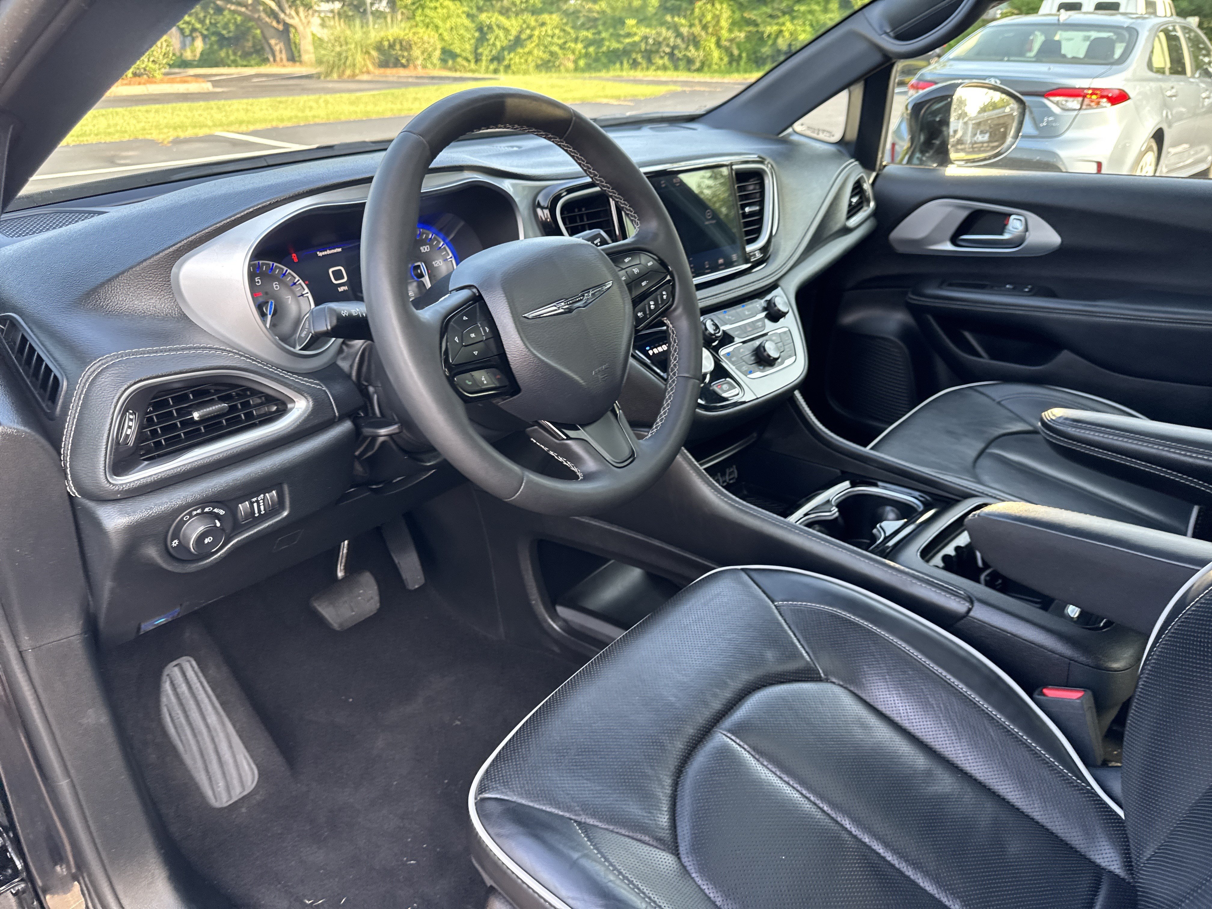 Used 2025 Diamond Black Crystal Pearlcoat Chrysler Limited image 15