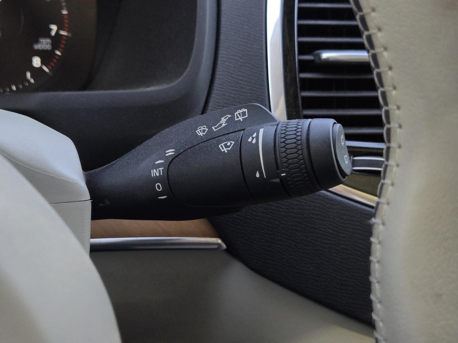 Used 2022 Crystal White Metallic Volvo Momentum image 19