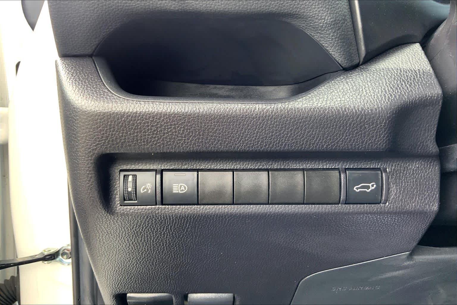 Used 2025 Wind Chill Pearl Toyota XLE Premium image 33