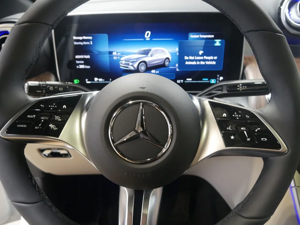 New 2026 Polar White Mercedes-Benz GLC 300 image 39